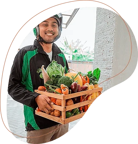 Entregador éDaaki com uma caixa de hortaliças